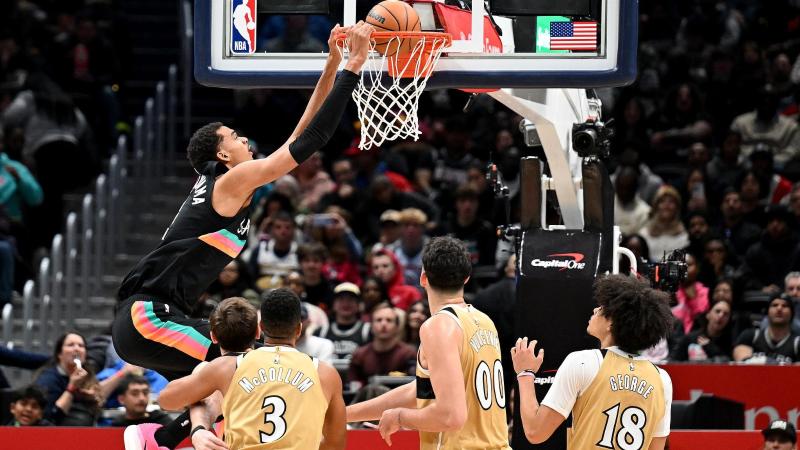 篮球篮网结束连败，全队积极庆祝